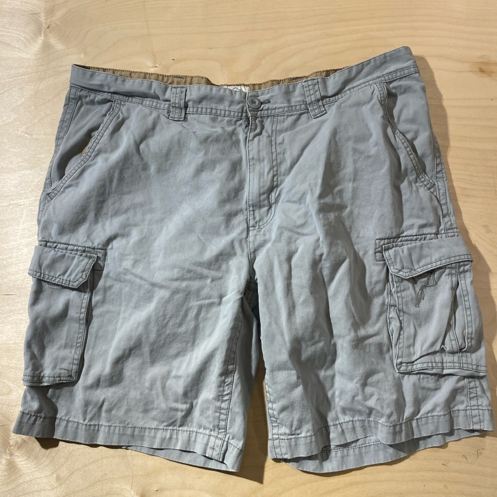 St. John’s Bay Men's Gray Cargo Shorts 42 (HS)